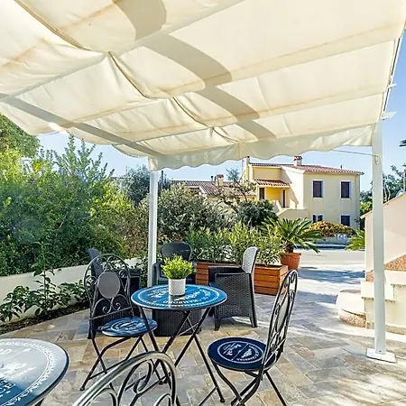 Acquazzurra بيت ضيافة 3*